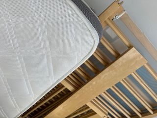 Cuna de madera con colchón