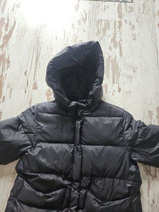 Chaqueta de nieve negra y chaqueta pelo 