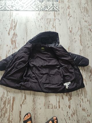 Chaqueta de nieve negra y chaqueta pelo 