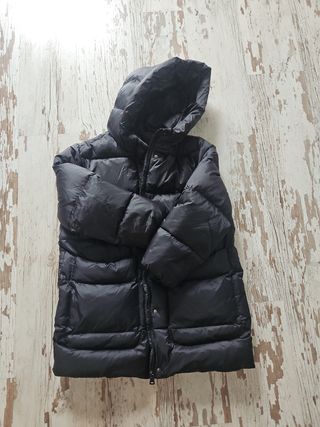 Chaqueta de nieve negra y chaqueta pelo 