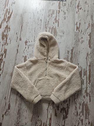 Chaqueta de nieve negra y chaqueta pelo 