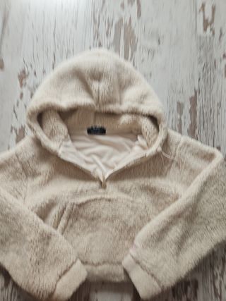 Chaqueta de nieve negra y chaqueta pelo 
