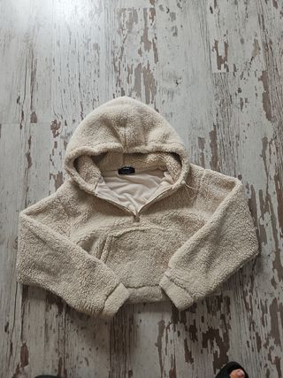 Chaqueta de nieve negra y chaqueta pelo 