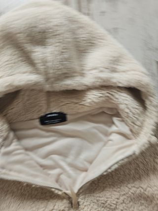 Chaqueta de nieve negra y chaqueta pelo 