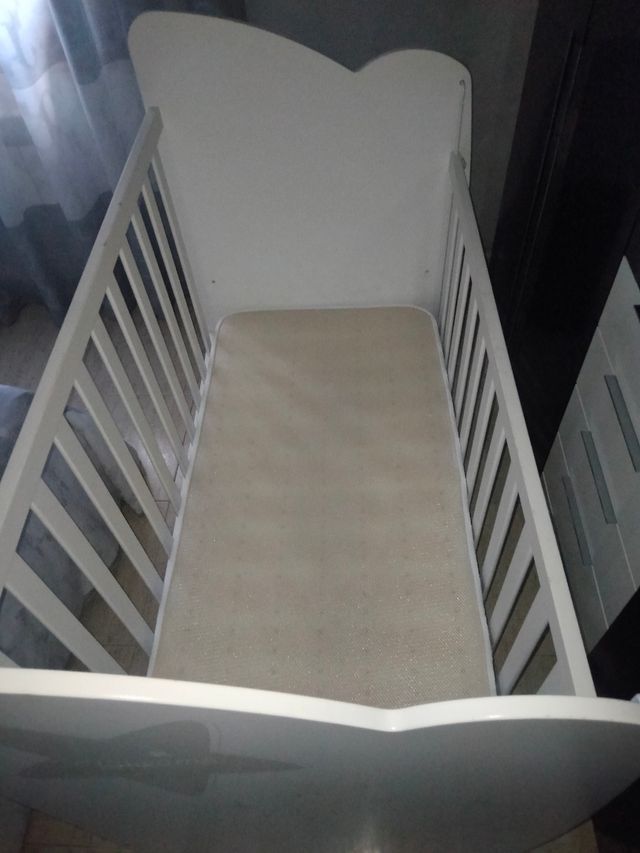 Cuna blanca para bebé
