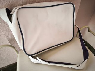Bolso Adidas blanco, medidas aprox  36x26x13 