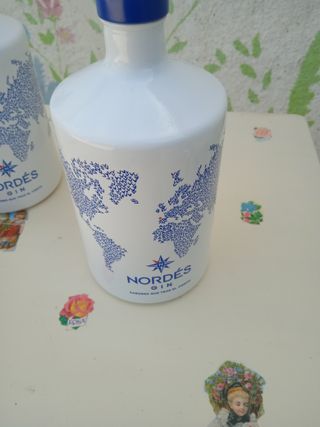 3 bottiglie vuote Nordés Gin