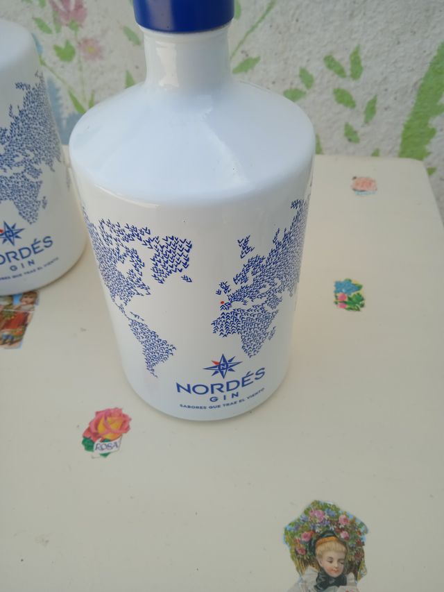 3 bottiglie vuote Nordés Gin