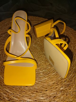 Sandalias tacón bloque amarillo