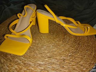 Sandalias tacón bloque amarillo