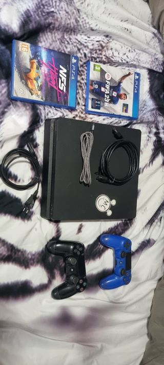 PlayStation 4 negra con mandos y  2 juegos 
Ps4
