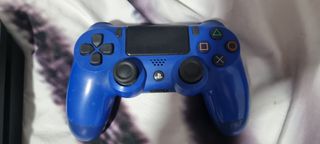 PlayStation 4 negra con mandos y  2 juegos 
Ps4