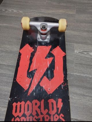 Monopatín/skateboard marca WORLD INDUSTRIES 