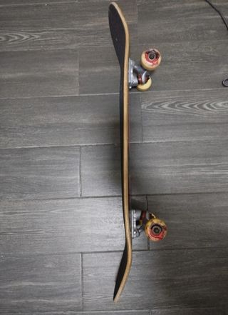 Monopatín/skateboard marca WORLD INDUSTRIES 