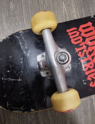 Monopatín/skateboard marca WORLD INDUSTRIES 