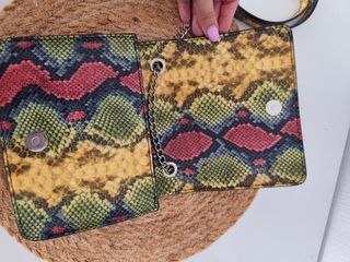 Bolso efecto serpiente multicolor
