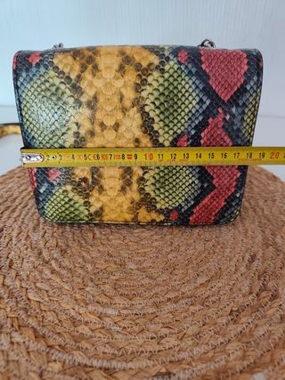 Bolso efecto serpiente multicolor
