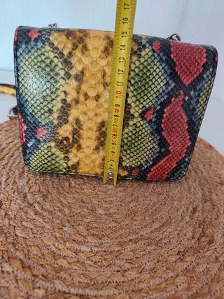 Bolso efecto serpiente multicolor
