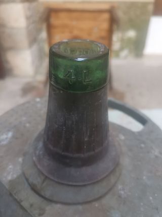 Botella antigua de vidrio verde