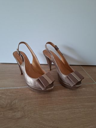 Zapatos de fiesta dorados con lazo