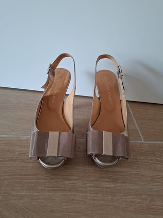 Zapatos de fiesta dorados con lazo