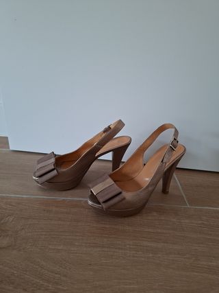 Zapatos de fiesta dorados con lazo