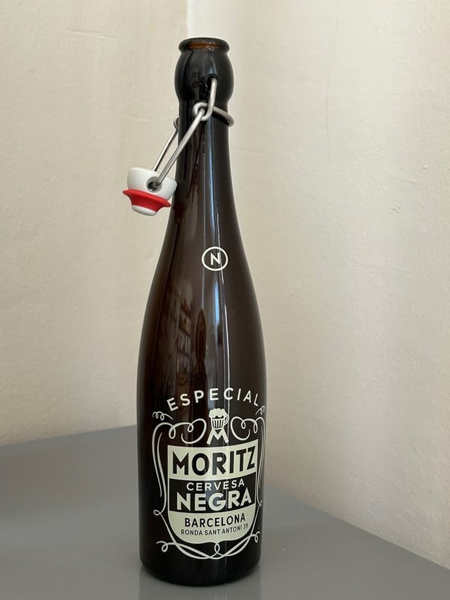 Bottiglia di birra nera Moritz. Vuoto