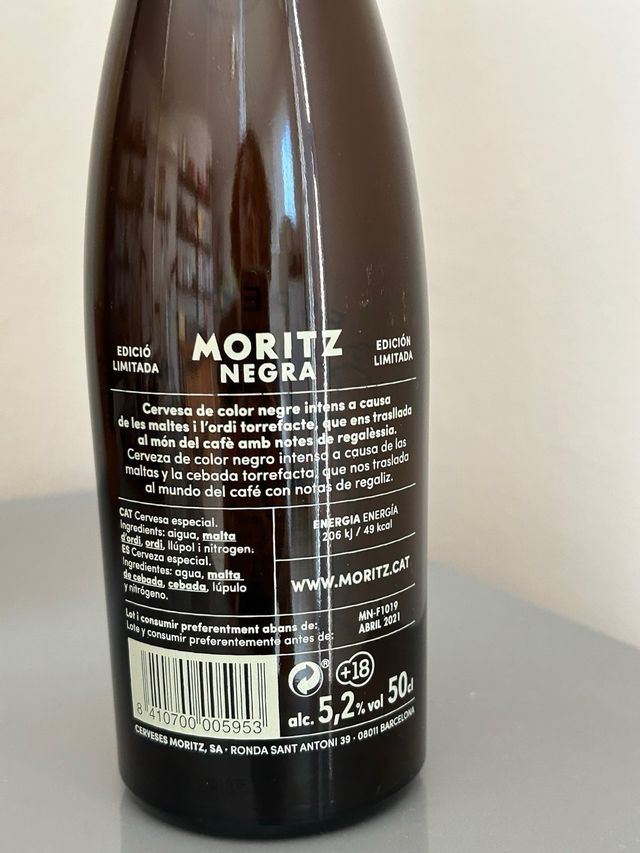 Bottiglia di birra nera Moritz. Vuoto