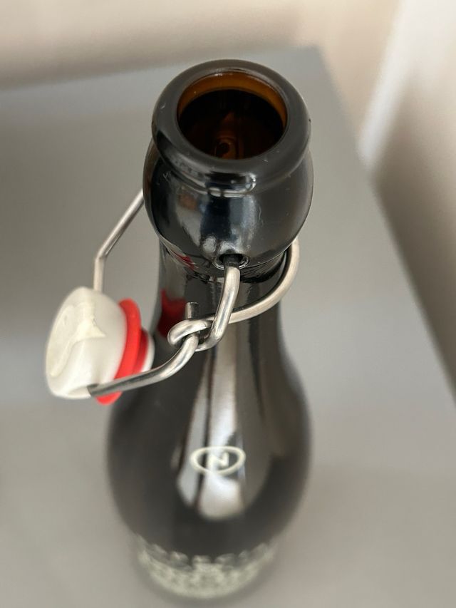 Bottiglia di birra nera Moritz. Vuoto