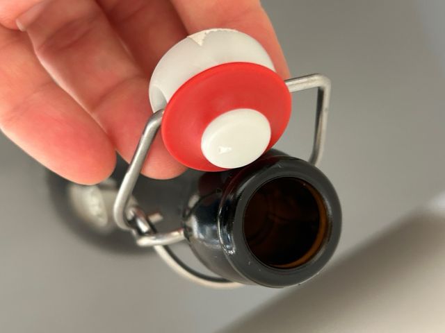 Bottiglia di birra nera Moritz. Vuoto