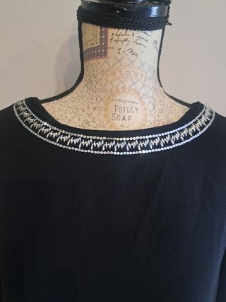 Blusón negro con cuello bordado