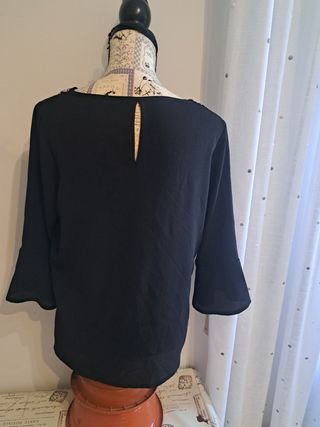 Blusón negro con cuello bordado