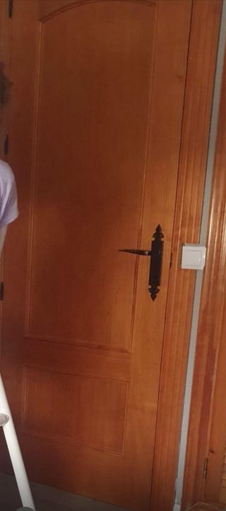 Puertas de madera con marcos y pomos