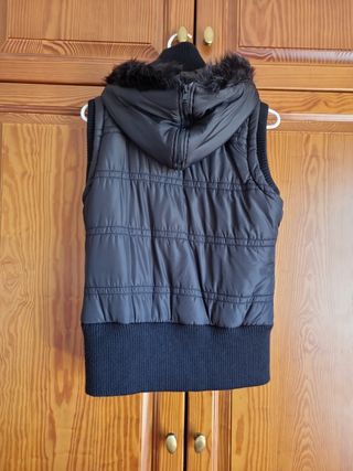 Chaleco acolchado negro con capucha