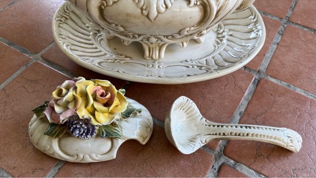 Zuppiera in ceramica con decorazioni floreali
