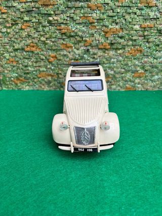 Citroën 2CV (1952) – Escala 1:18 – Maisto