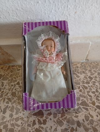Muñeca vintage con vestido y capota