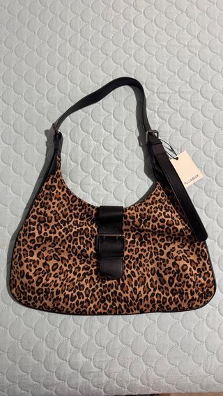 Bolso Leopardo Pull&Bear con etiquetas