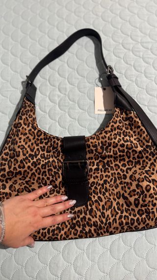 Bolso Leopardo Pull&Bear con etiquetas