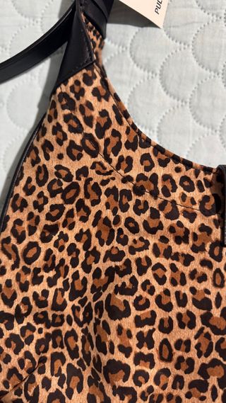 Bolso Leopardo Pull&Bear con etiquetas