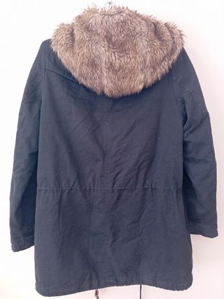 Abrigo negro con capucha y pelo