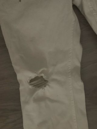 Pantalón vaquero blanco roto