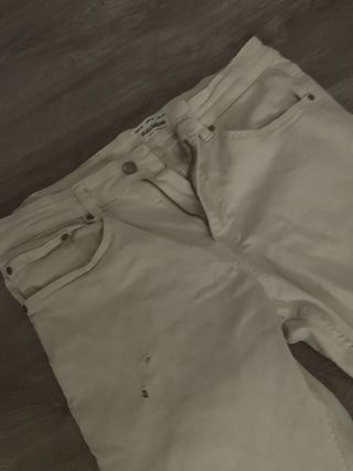 Pantalón vaquero blanco roto