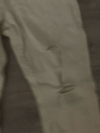 Pantalón vaquero blanco roto