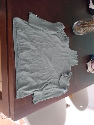 Jersey cuello alto verde con botones