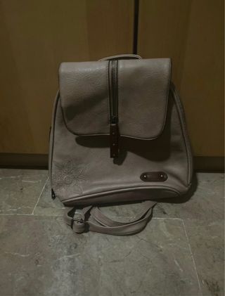 Mochila beige con diseño floral