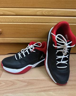 Jordan Aura Max 3 Zapatillas Negras y Rojas