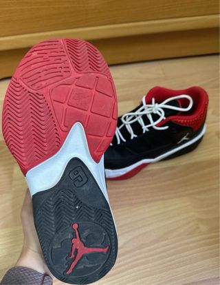 Jordan Aura Max 3 Zapatillas Negras y Rojas