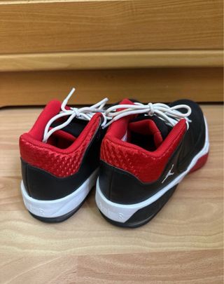 Jordan Aura Max 3 Zapatillas Negras y Rojas