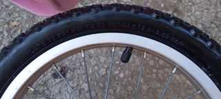 Bicicleta infantil naranja con ruedines